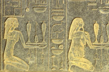 Égypte antique, peinture murale/sculpture, dieux du Nil agenouillés avec des plateaux d