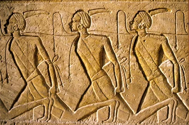 Égypte ancienne, peinture murale/sculpture, rangée de prisonniers représentant le peuple koushite, représentés comme africains, vaincus par Ramsès II, Temple de Ramsès II, Abou Simbel