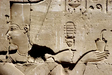 Égypte ancienne, Peinture/sculpture murale, Le pharaon Ptolémée secouant un sistre et offrant de l