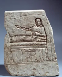Art égyptien ancien : stèle funéraire en calcaire au nom de Dame Artémis. (avec banquet tardif) De Kom Abu-Billou, Égypte. Hauteur 24 cm. Basse période (3e siècle apr. J.-C.). Paris, Musée du Louvre
