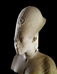 Buste du pharaon Akhenaton (Amenophis IV). XVIIIe dynastie (1550-1295 av. J.-C.). De Tell el-Amarna. Paris, musée du Louvre