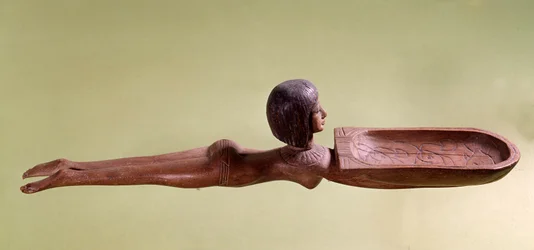Antiquité égyptienne : Cuillère en bois pour cosmétique appelée nageuse nue tenant un canard. 18e dynastie, nouvel empire. Paris, Musée du Louvre