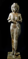 Antiquité égyptienne : statue en bronze de la reine Karomama, épouse du pharaon Takelot II. XXIe dynastie. Paris, musée du Louvre
