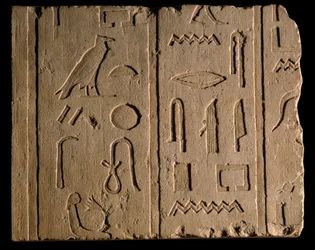 Antiquité égyptienne : inscription funéraire mentionnant une dame nommée Takhout. 8ème siècle av. J.-C. Paris, Musée du Louvre