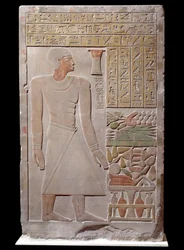 Antiquité égyptienne : stèle en calcaire du monument à la mémoire du porte-parole du vizir Senousret formant une chapelle. Vers 1700 av. J.-C. Fin de la 12e dynastie