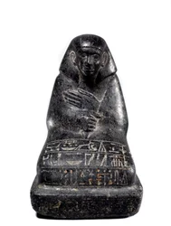 Antiquité égyptienne : sculpture en gabbro représentant le haut fonctionnaire Senpou. Moyen Empire (2033-1710 av. J.-C.) Paris, Musée du Louvre