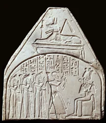 Antiquité égyptienne : fragment de stèle représentant le culte du dieu Osiris. Au-dessus, représentation d