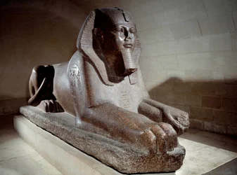 Antiquité égyptienne : le Grand Sphinx, usurpé par Ramsès II et son fils Mérenptah Ier (ou Mineptah, Merneptah). Sculpture en granit rose. Paris, musée du Louvre