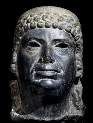 Tête de Cléopâtre III, sculpture en basalte. Civilisation égyptienne, période ptolémaïque, IIe siècle av. J.-C.