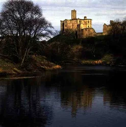 Vue du château de Warkworth, siège de la famille Percy