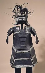 Armure Ata de Mindanao, Philippines (rotin enduit de résine et brodé de coquillages de porcelaine)