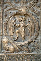 Art gothique : Piédroit du portail droit de la façade ouest de la Basilique de Saint-Denis représentant le travail des champs : Janvier. Saint-Denis, France