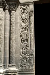Art gothique : Piédroit du portail de droite de la façade occidentale de la basilique de Saint-Denis représentant le travail des champs (gauche). Saint-Denis, France
