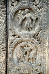 Art gothique : Piédroit du portail droit de la façade ouest de la Basilique de Saint-Denis représentant le travail des champs : Avril (haut) et Mars (bas). Saint-Denis, France