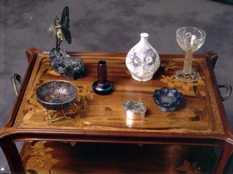 Vase en verre irisé de Loetz, un bol en pâte de verre par Argy Rousseau et un verre avec décoration moulée et gravée par Lalique (photo)