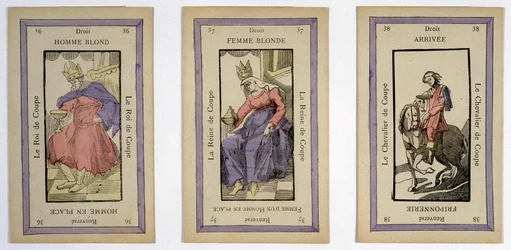 Vieilles cartes à jouer avec le roi (homme blond), la reine (femme blonde) et le cavalier (fin) coupe. Musée de la Carte à Jouer, Issy-les-Moulineaux.