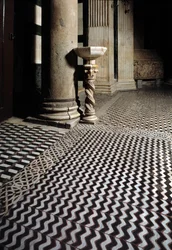Vue du bénitier sur une colonne torsadée