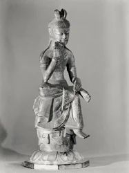 Bodhisattva assis en posture méditative, c.645-794 (bronze doré) (photo n&b)