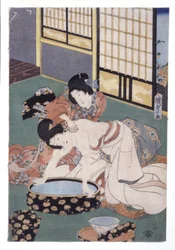 Compagnon Essuyant La Poudre Du Cou Et Des Épaules De La Femme