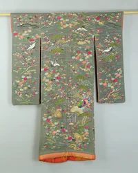 Robe grise décorée de fleurs et d