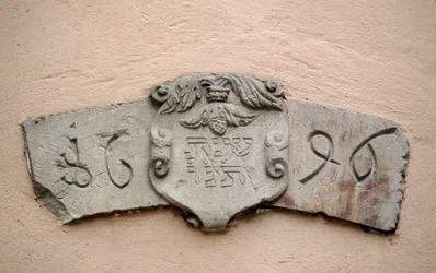 La ruelle des Juifs à Obernai (67). Lieux de culte : inscription portant une date hébraïque et la date correspondante de l