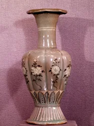 Art coréen : vase en céramique décoré de fleurs. Période Koryo. 12e siècle. Musée des beaux-arts, Palais Duksoo, Corée