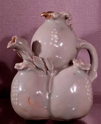 Art coréen : vase à vin en forme de grenades. Période Koryo (11e-12e siècle). Musée des Beaux-Arts, Palais Duksoo, Corée