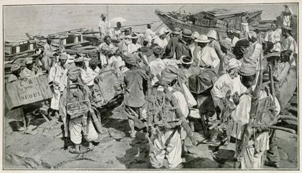 Porteurs coréens dans le port de Chemulpo (Corée du Sud), déchargeant les jonques - Illustration d