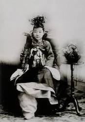Femme coréenne en robe de mariage traditionnelle