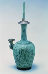 Kundika incrusté de motifs représentant des oiseaux et un arbre en argent, Dynastie Koryo, 918-1392 ap. J.-C.