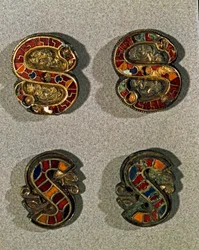 Archéologie du Moyen Âge. Art barbare de Lombardie : fibule de ceinture en forme de lettre S. Objet en or et émail polychrome. Art lombard, 6ème - 7ème siècle. Italie, Cividale del Friuli, Musée Archéologique