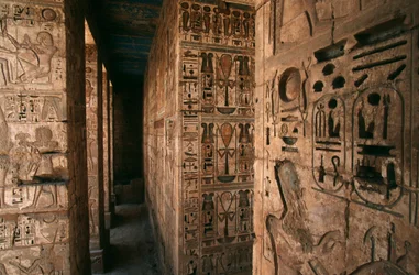 Égypte, Médinet Habou, Louxor, temple funéraire de Ramsès III (détail)