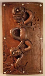 Porte sculptée représentant la victoire de l