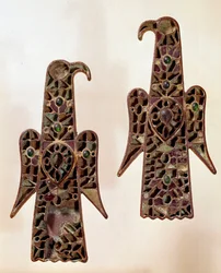 Art mérovingien : paire de fibules aquiliformes (aigles). Émail cloisonné, VIe siècle, dynastie mérovingienne (481-751), de Castelsagrat. Musée de Cluny, Paris.
