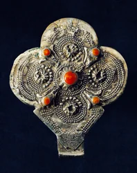 Pendentif en argent repoussé et corail, Maroc