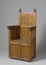 Fauteuil avec base en forme de boîte, décoré de panneau de lettres et de lions portant un bouclier