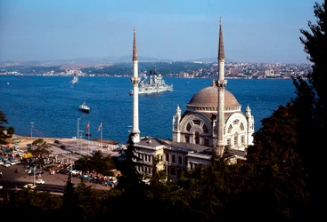 Architecture ottomane : vue de la mosquée de Dolmabahçe sur le Bosphore