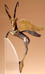 Poignée cérémonielle : bouquetin ailé en argent, incrusté, or. Période perse achéménide (6e-4e siècle av. J.-C.), provenant d