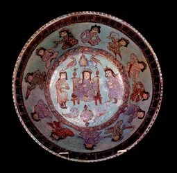 Art persan : bol conique polychrome sur fond bleu représentant un prince assis sur son trône entre deux pages