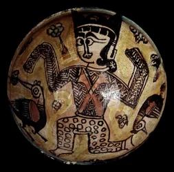Art persan : coupe en terre cuite avec un personnage et deux oiseaux. Collection privée