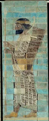 Le frise des archers, du palais de Darius Ier, roi de Perse, à Suse (5ème siècle av. J.-C.). Relief en briques émaillées. Paris, Musée du Louvre.