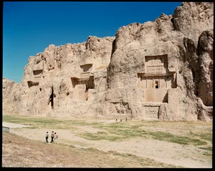 Vue de la nécropole et des quatre tombes appartenant aux rois achéménides