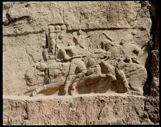 Vue de la nécropole et des tombes appartenant aux rois achéménides, relief représentant des scènes de bataille