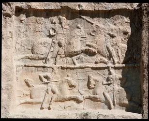 Vue de la Nécropole et des tombes appartenant aux rois achéménides, relief représentant des scènes de bataille
