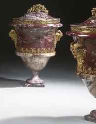 Une paire de vases, vers 1790