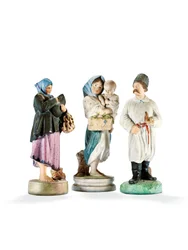 Trois figurines en porcelaine représentant deux femmes tenant des enfants, et un cosaque avec une pipe, fin 19ème siècle