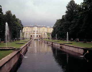 Vue de la grande cascade du château de Peterhof, réalisée sous Pierre le Grand près de Saint-Pétersbourg, Russie