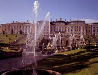Vue de la grande cascade du château de Peterhof, réalisée sous Pierre le Grand près de Saint-Pétersbourg, Russie