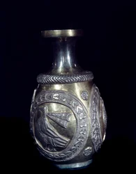 Art sassanide : Carafe en or et argent décorée de trois médaillons avec des coqs en relief