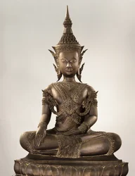 Bouddha grandeur nature en tenue royale